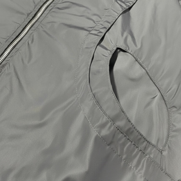 CHAQUETA GRIS IMPERMEABLE